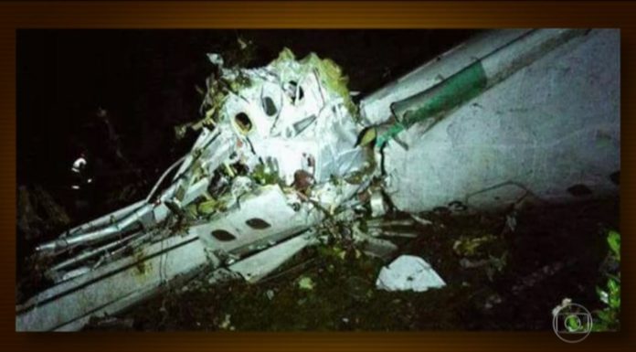 Avião com equipe da Chapecoense cai na Colômbia e deixa mortos