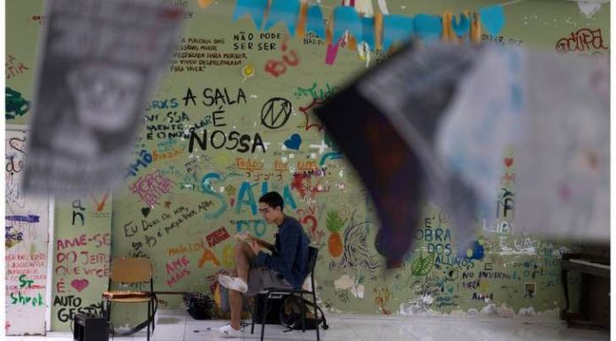 Brasil aumenta investimento em educação mas continua no grupo dos ‘lanternas’