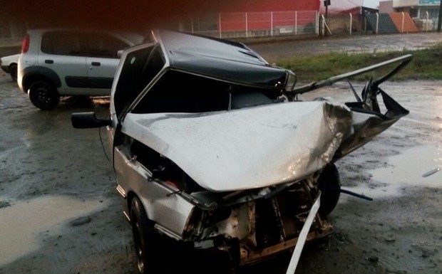 Motorista morre em batida entre carro e caminhão