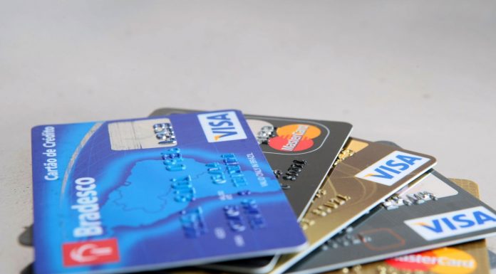 Medida Provisória Autoriza Lojistas a Cobrar Valores Maiores Para Quem Pagar com Cartão de Crédito