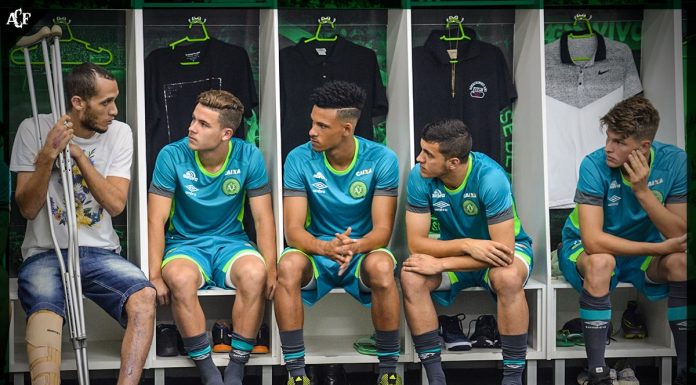 Neto se apresenta ao clube da Chapecoense pela primeira vez após acidente