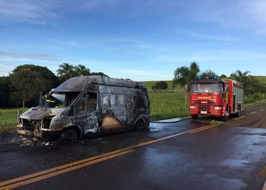 INCÊNDIO DESTRÓI VAN CARREGADA DE ROUPAS