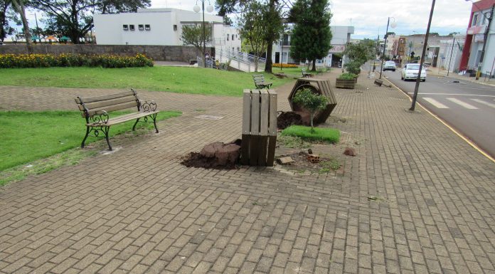 Vândalos causam destruição e bagunça na região central do município