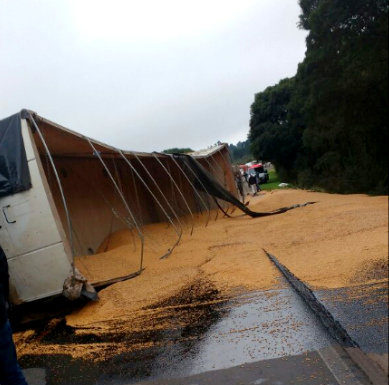 Carreta  tomba entre o trevo de saída de Clevelândia-Pr