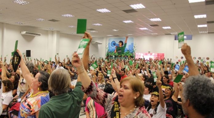 Professores e funcionários entram em greve a partir do dia 2 no Paraná