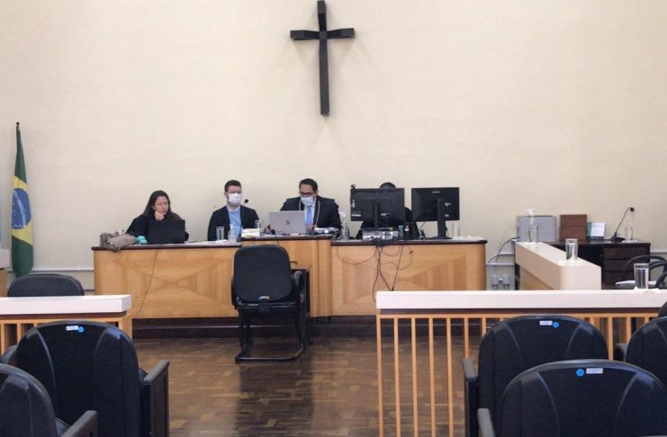 Ocorreu nesta manhã, na comarca de Clevelândia, realizado pelo Magistrado Antônio José Silva Rodrigues, o júri referente a um homicídio por golpes de facas, ocorrido entre 19:00/ 20:00 horas na data de 15 de dezembro de 2016.